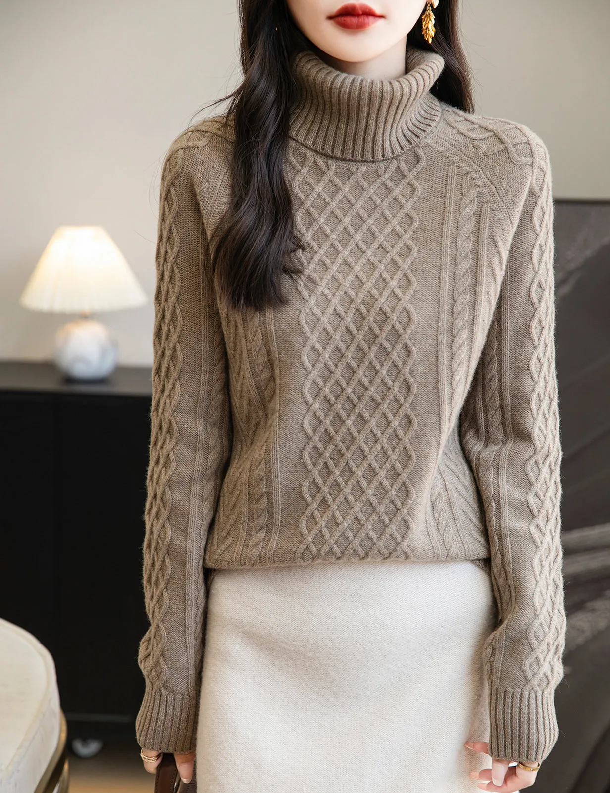 Jenny Woman Turtleneck Sweater